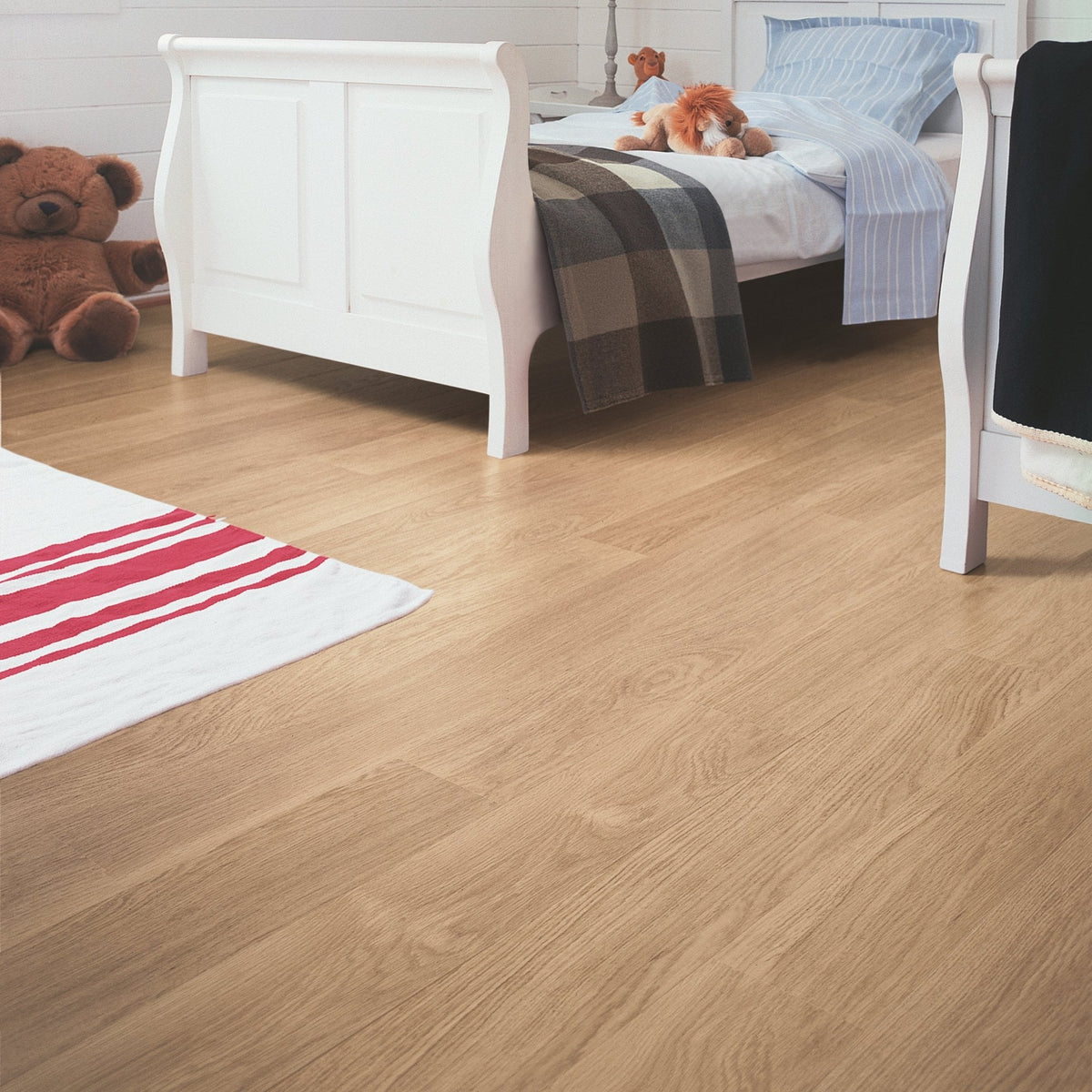 White Varnished Oak Laminate Flooring – EL915 – 156mm Wide – 8mm Thick