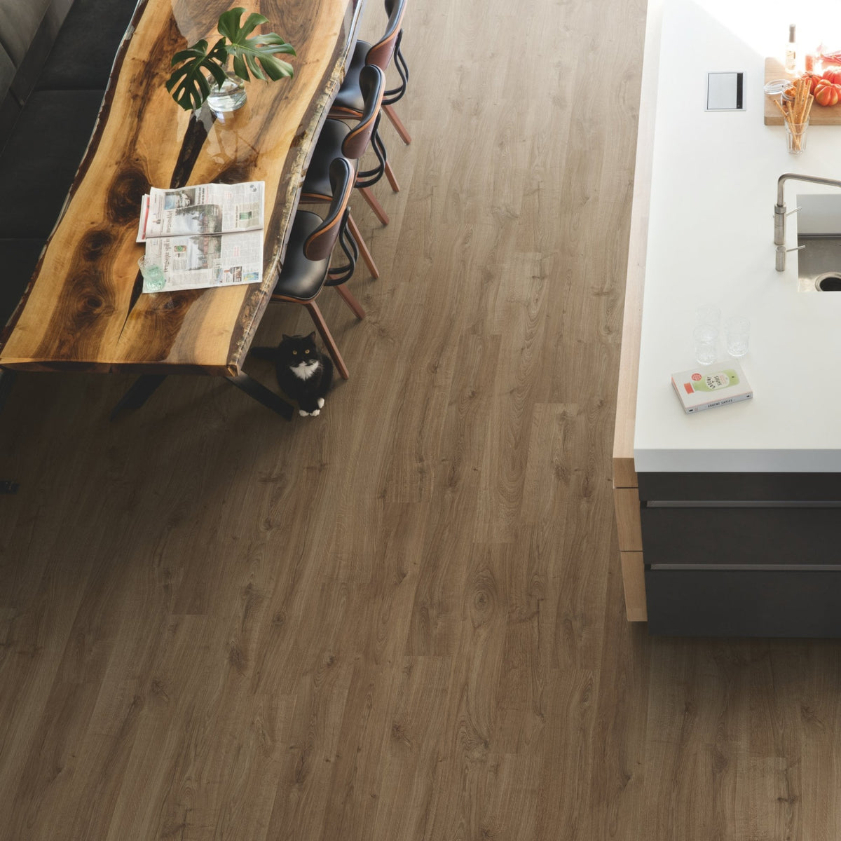 Newcastle Oak Brown Laminate Flooring – EL3582 – 156mm Wide – 8mm Thick