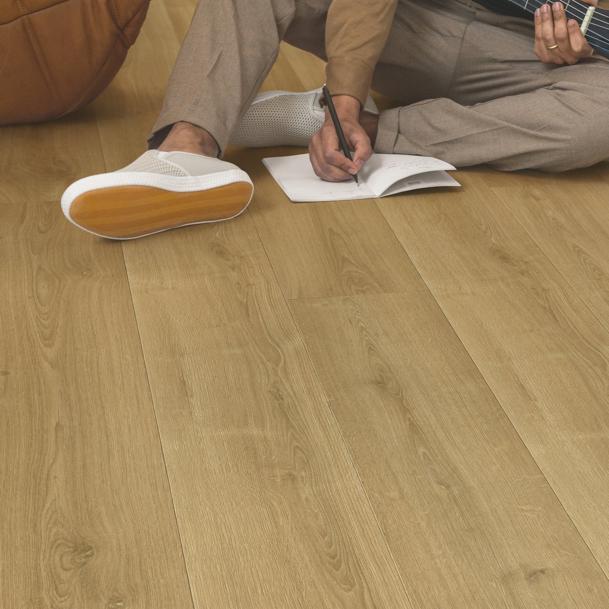 Brushed Oak Warm Natural Laminate Flooring – SIG4762 – 212mm Wide – 9mm Thick