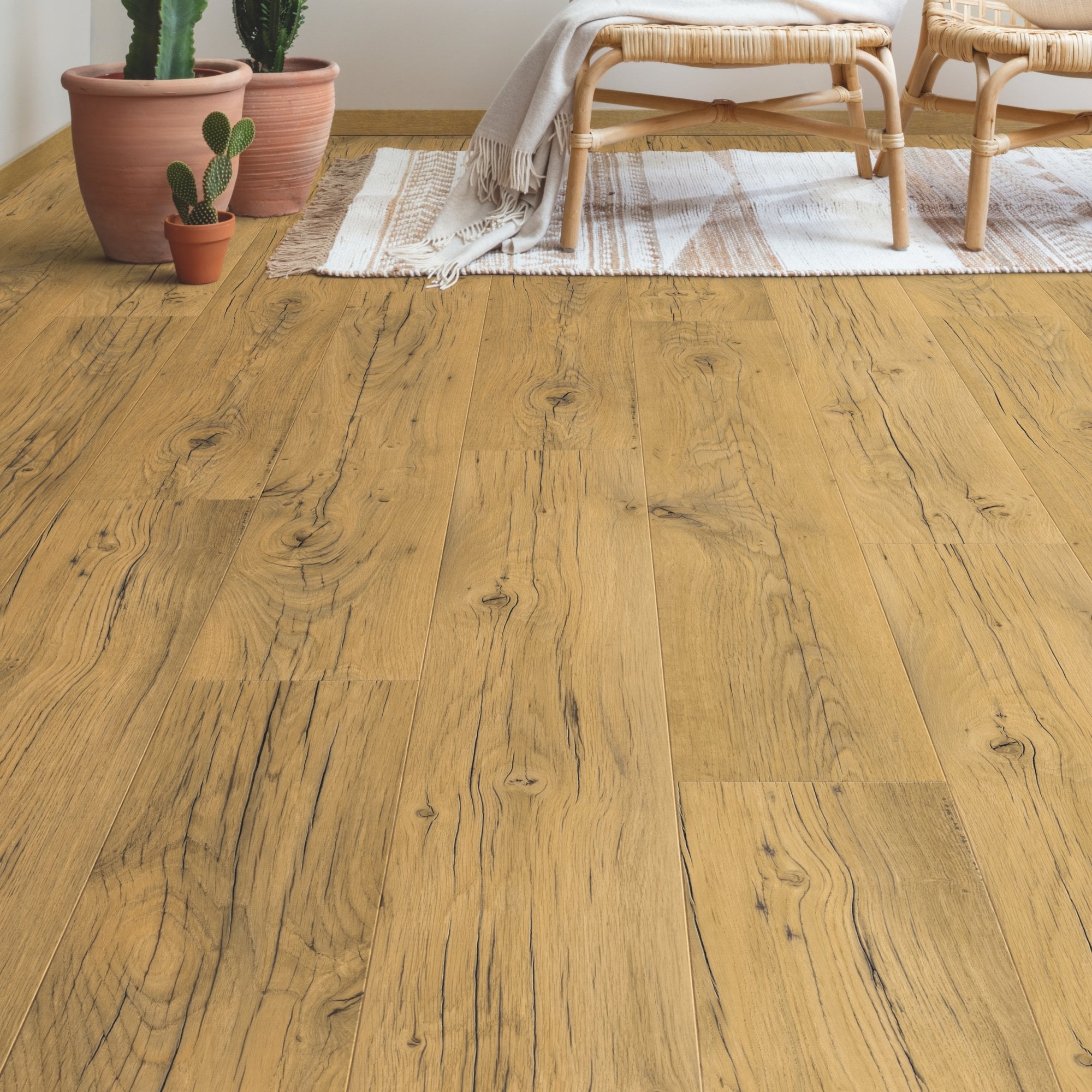Cracked Oak Natural Laminate Flooring – SIG4767 – 212mm Wide – 9mm Thick