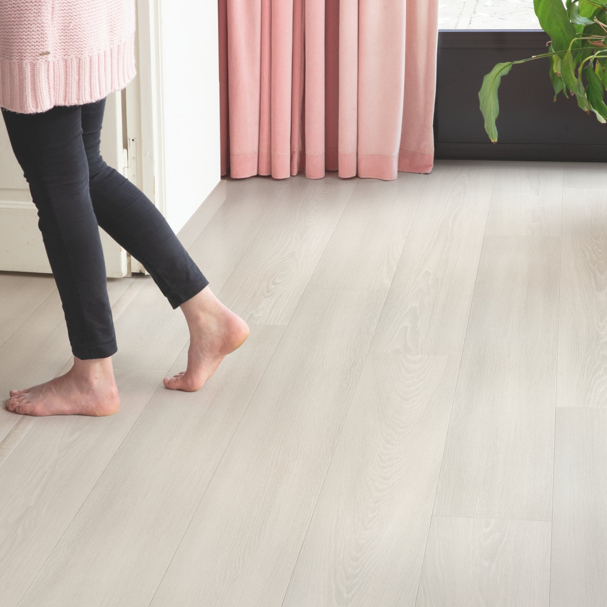 White Premium Oak Laminate Flooring – SIG4757 – 212mm Wide – 9mm Thick