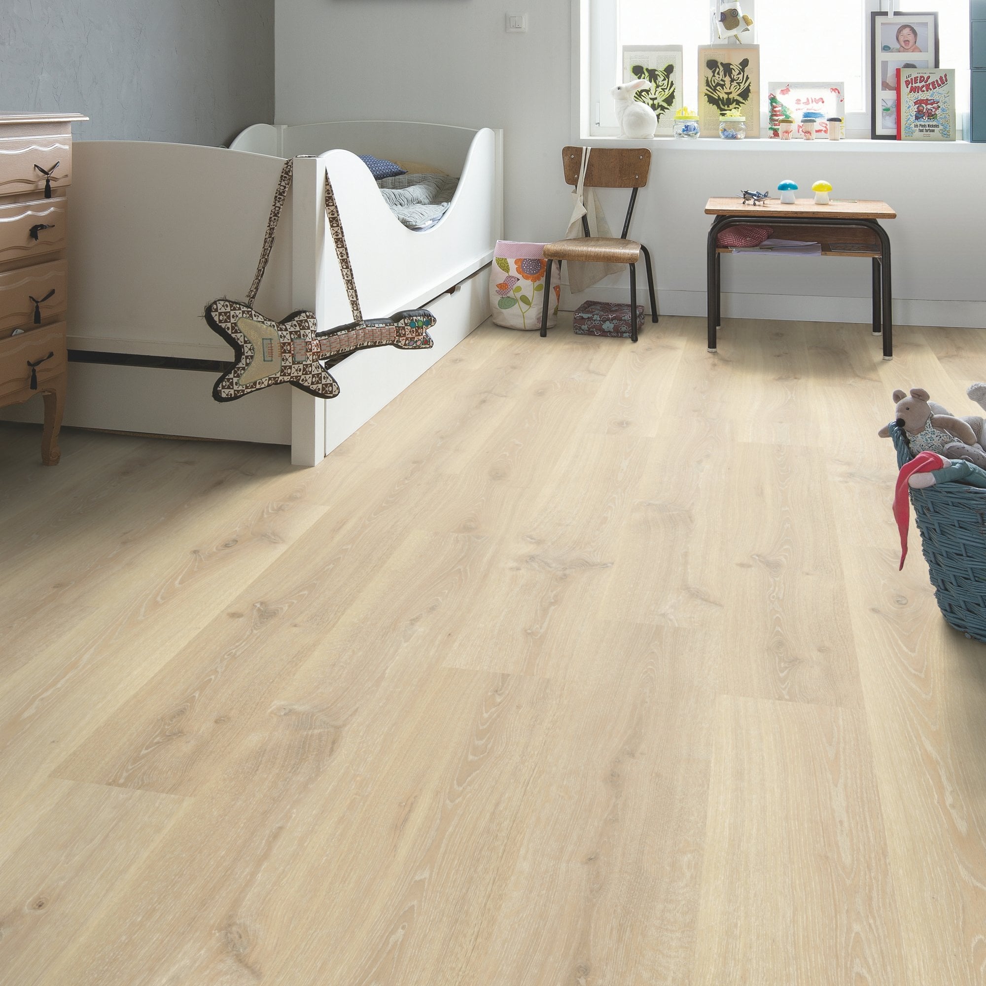 Oak Light Wood Laminate Flooring – CRH3179 – 190mm Wide – 7mm Thick