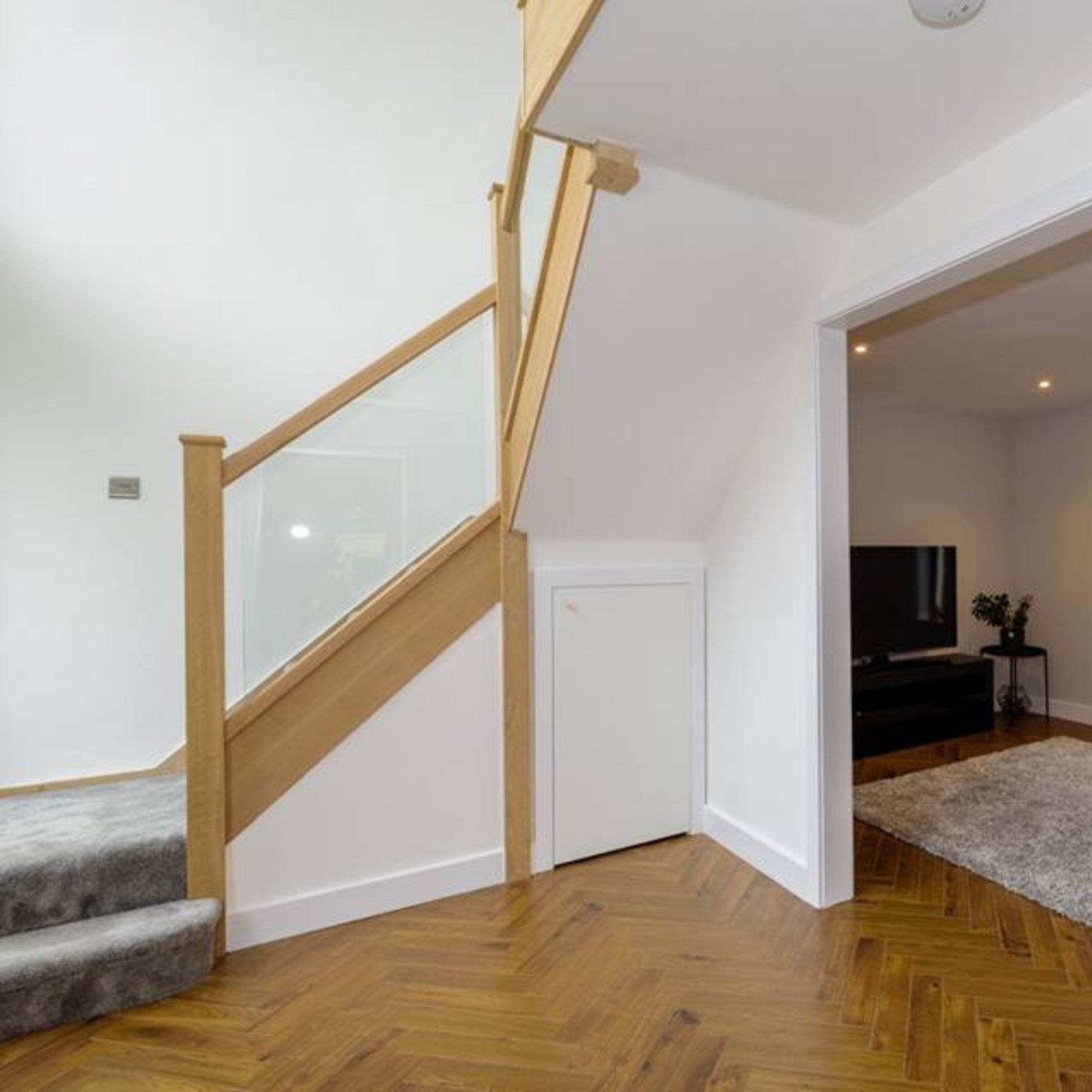 Holborn Park Laminate Herringbone Parquet Flooring – 12mm Thick – AC4 Rated