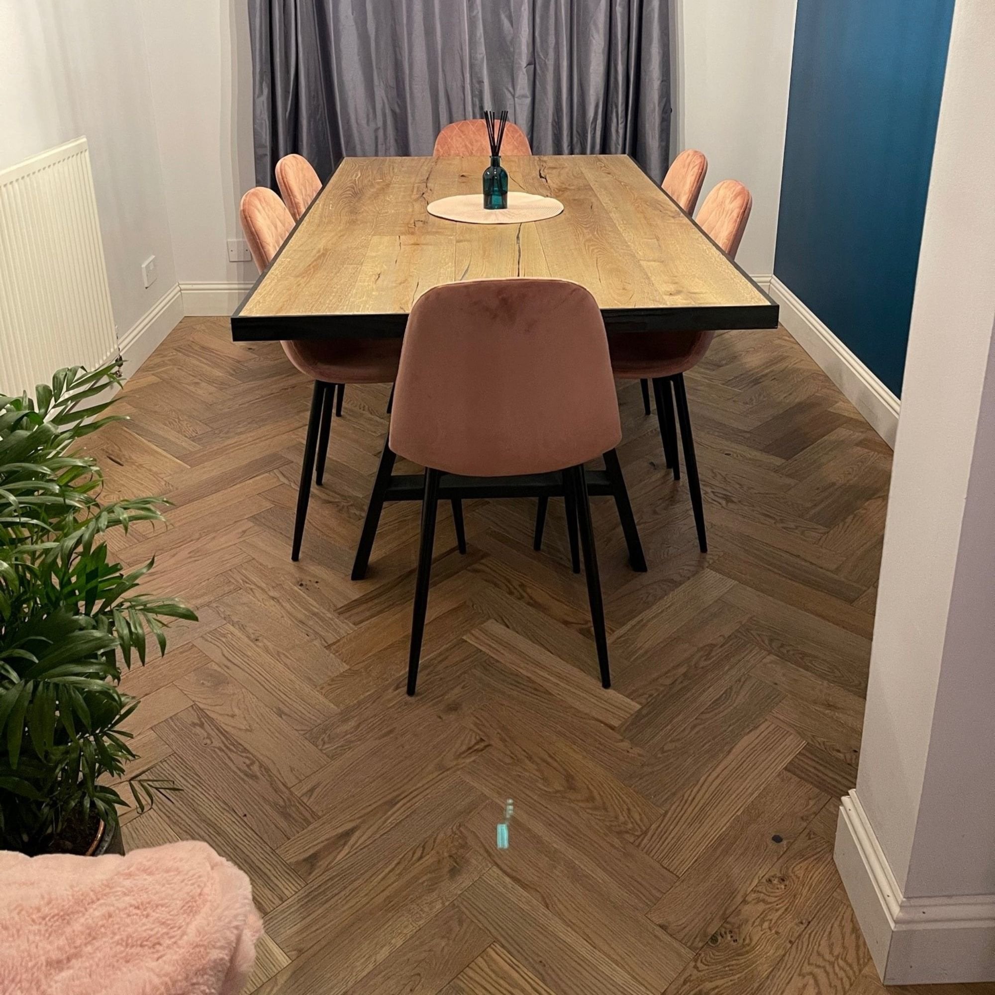 Como Oak Herringbone Parquet Engineered Wood Flooring – Brushed & Lacquered – 90mm Wide – 18mm Thick