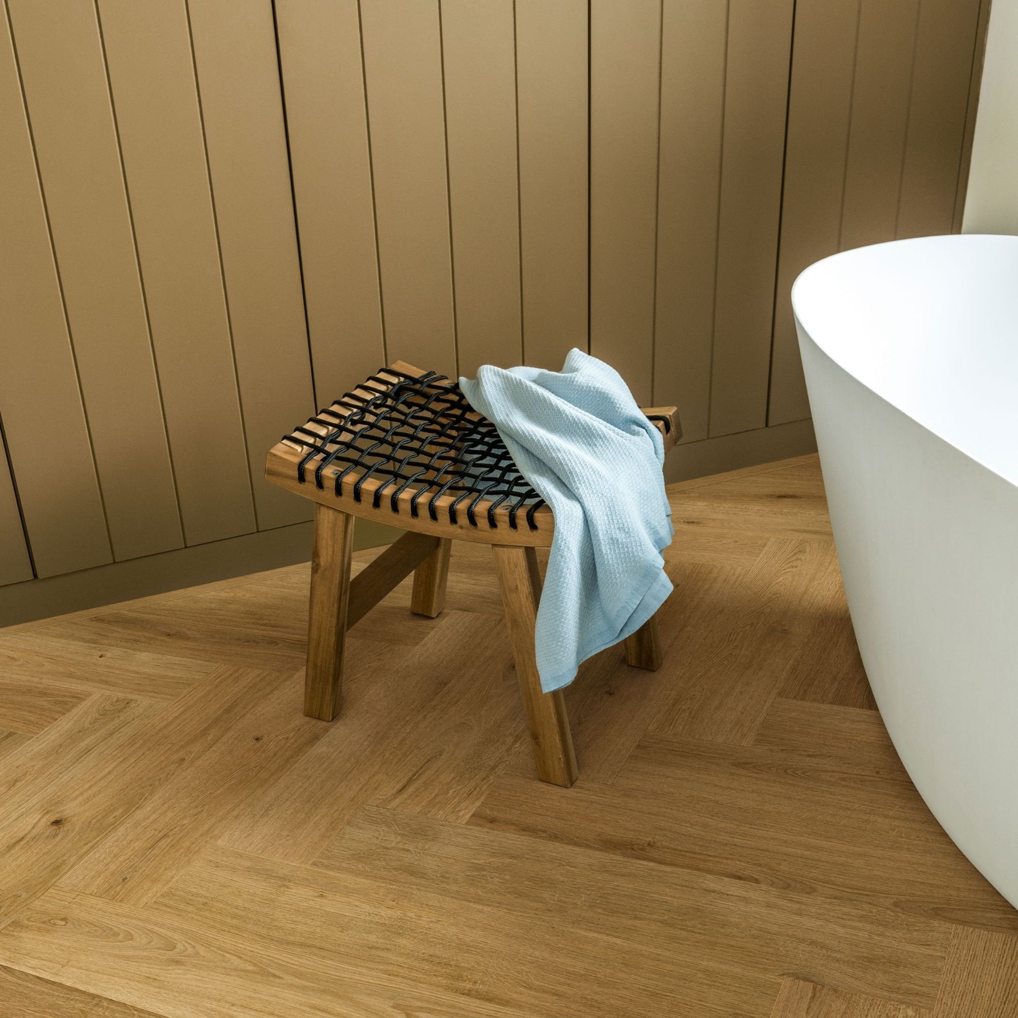 Cinnamon Oak Laminate Flooring - IMD8244 - 131mm wide - 8mm thick