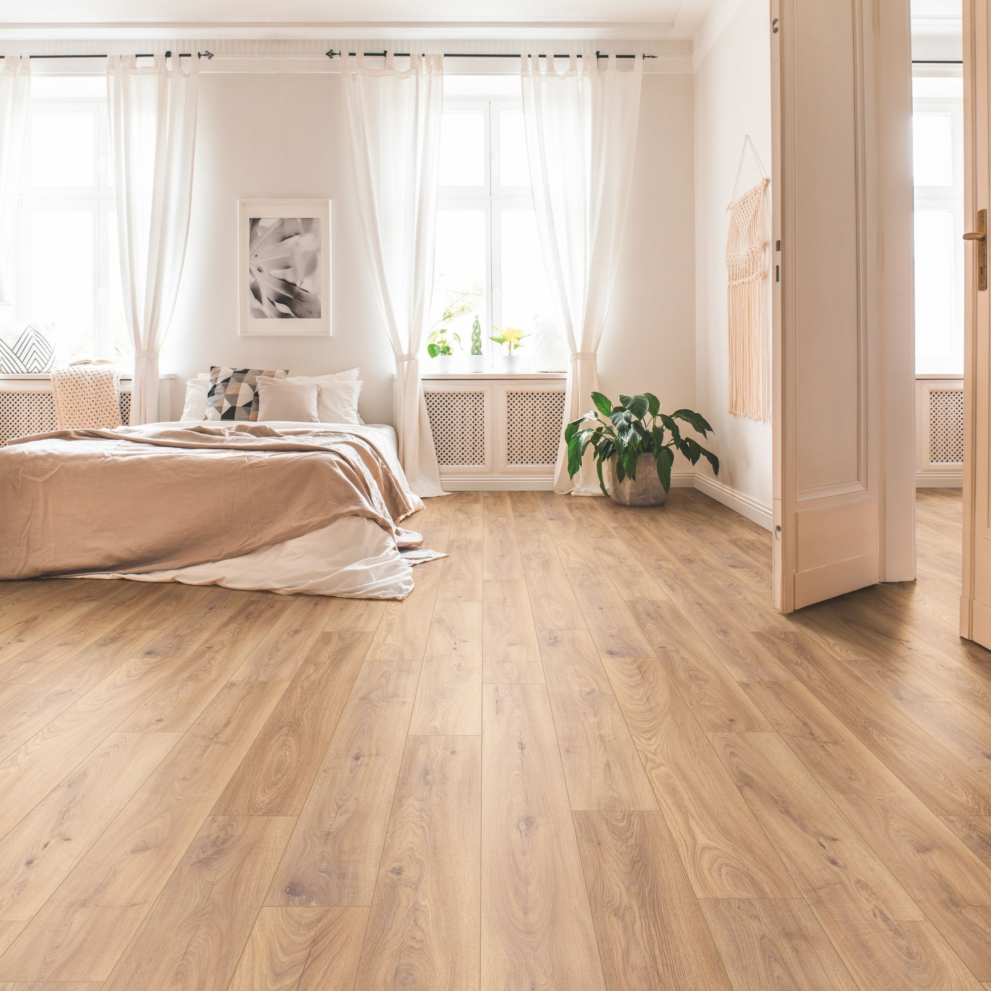Squire Oak Laminate Flooring – 195mm Wide – 12mm Thick